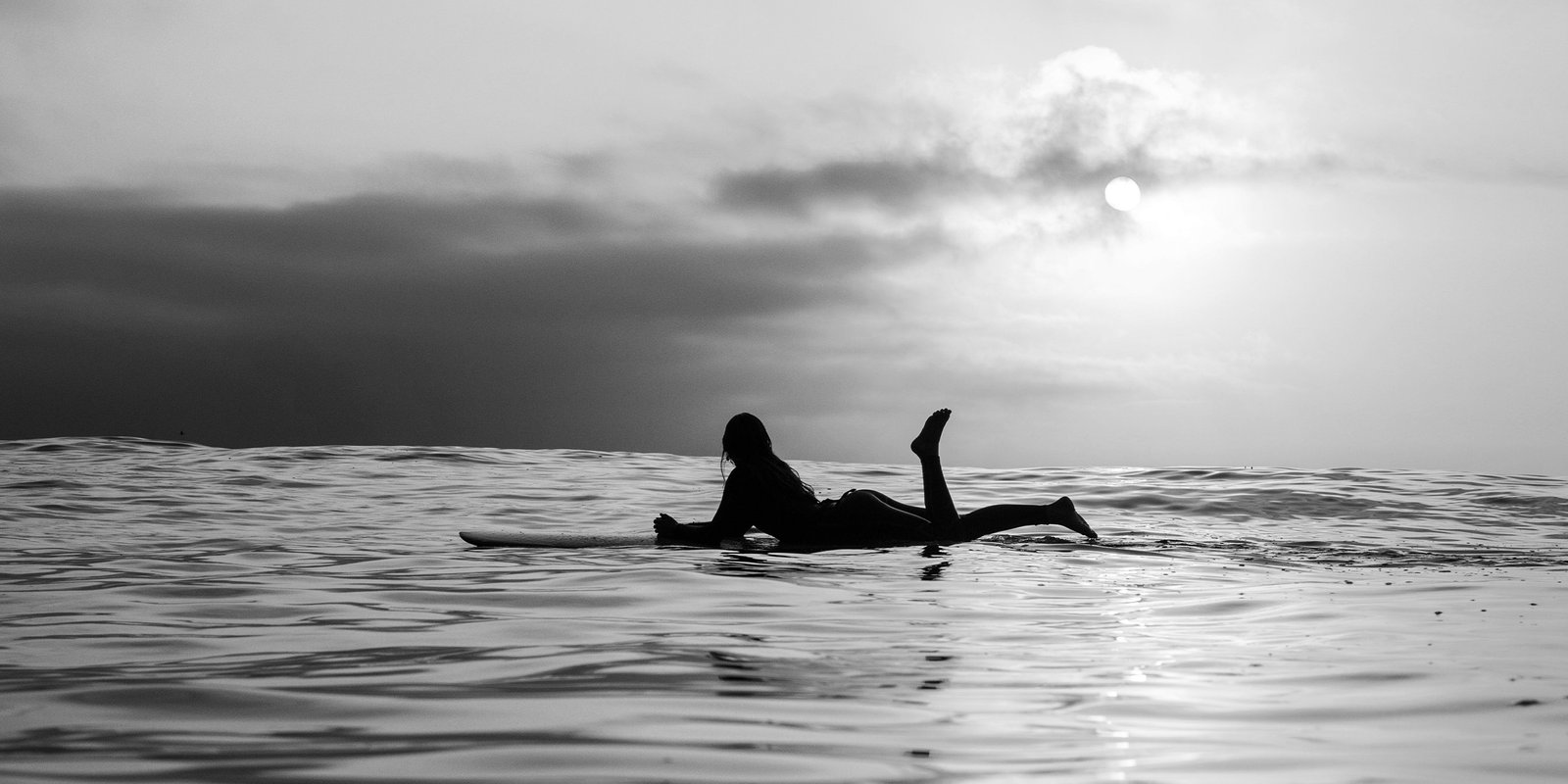 banner-2560x1280-sunset-black-white-girl