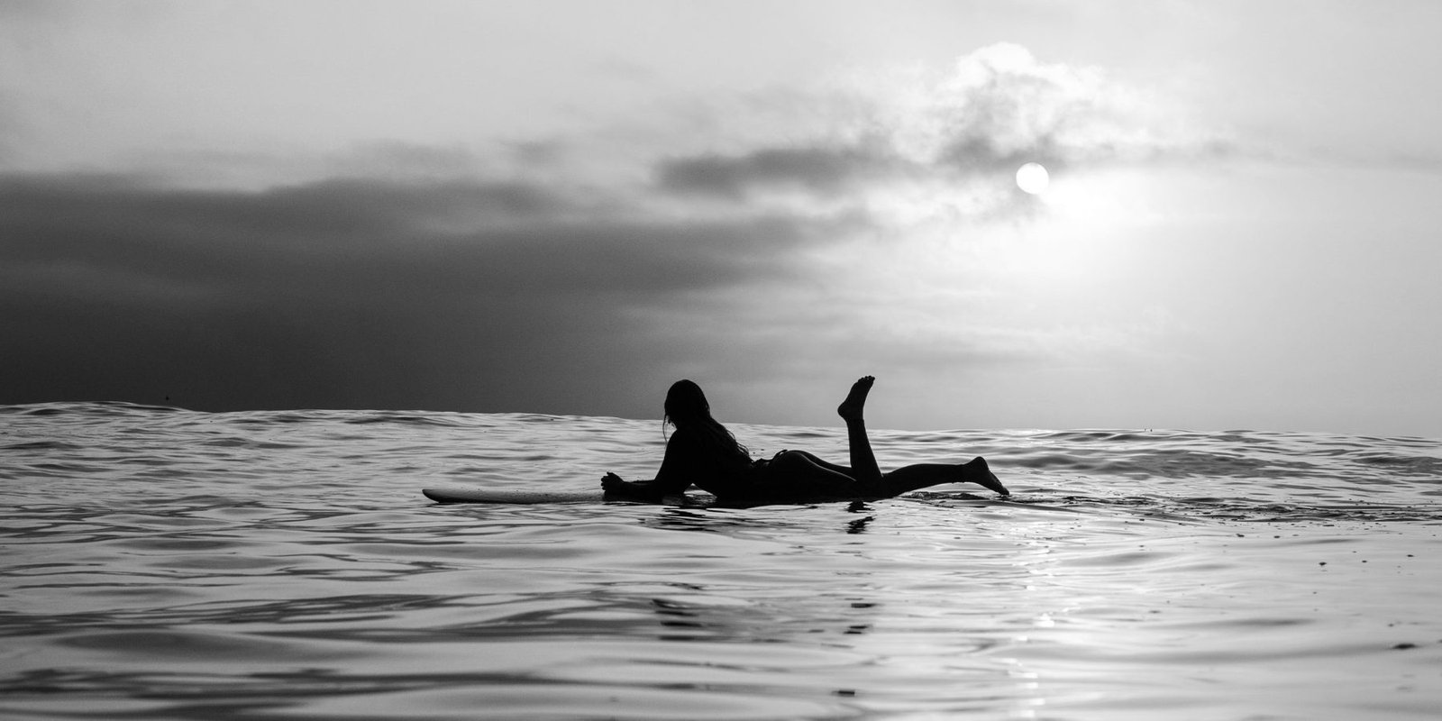 banner-2560x1280-sunset-black-white-girl